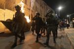 Bab el-Amoud. Israeli police violently disperse Palestinians during Ramadan